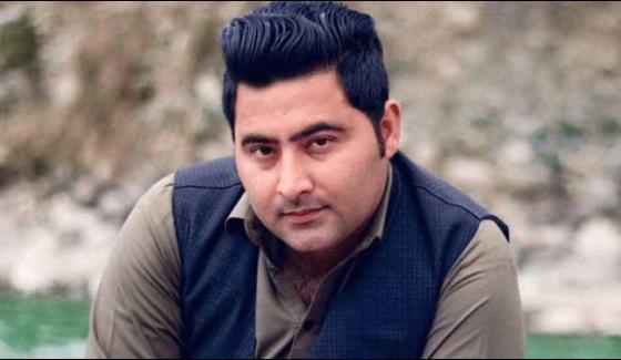 چلی ہے رسم کہ کوئی نہ سر اٹھا کے چلے