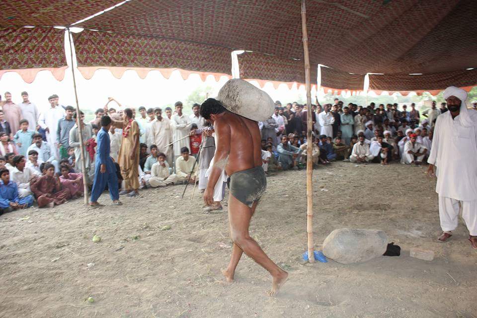 پتھر اٹھانے والا صدیوں پرانا روائتی کھیل