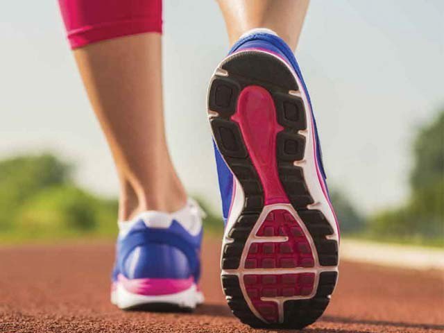 خواہ تیز دوڑیں یا آہستہ، روزانہ کی چہل قدمی زندگی بڑھاتی ہے