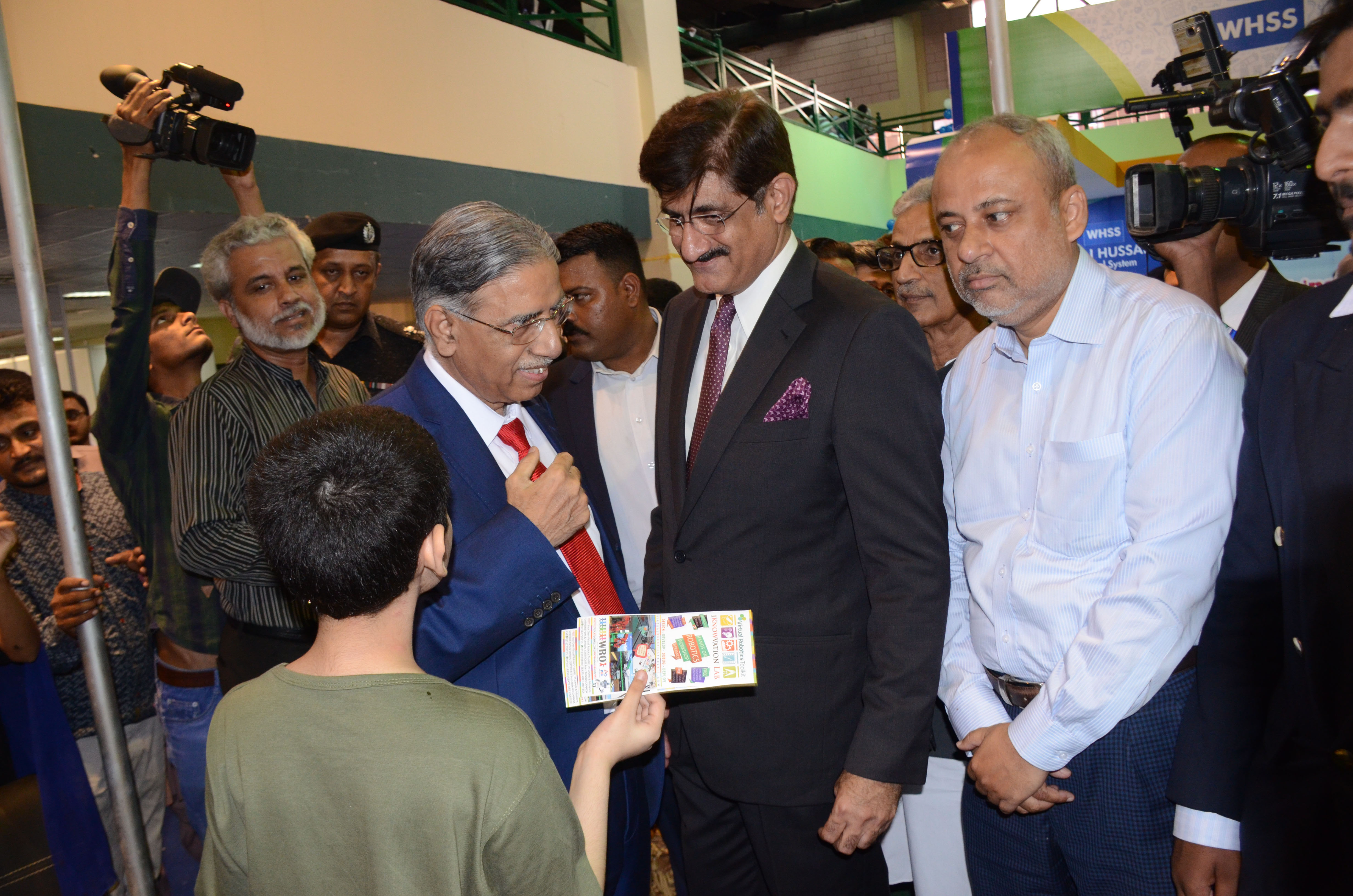 مراد علی شاہ ایجوکیشن ایکسپو کے موقع پر شہید ذوالفقار علی بھٹو یونیورسٹی آف لاء کے اسٹال کا میں دورہ کر رہے ہیں