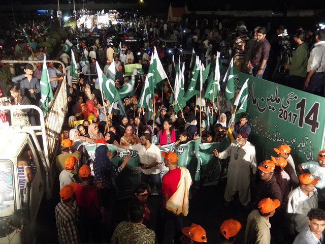 پی ایس پی کے ملین مارچ پر پولیس کی شیلنگ، مصطفیٰ کمال زخمی