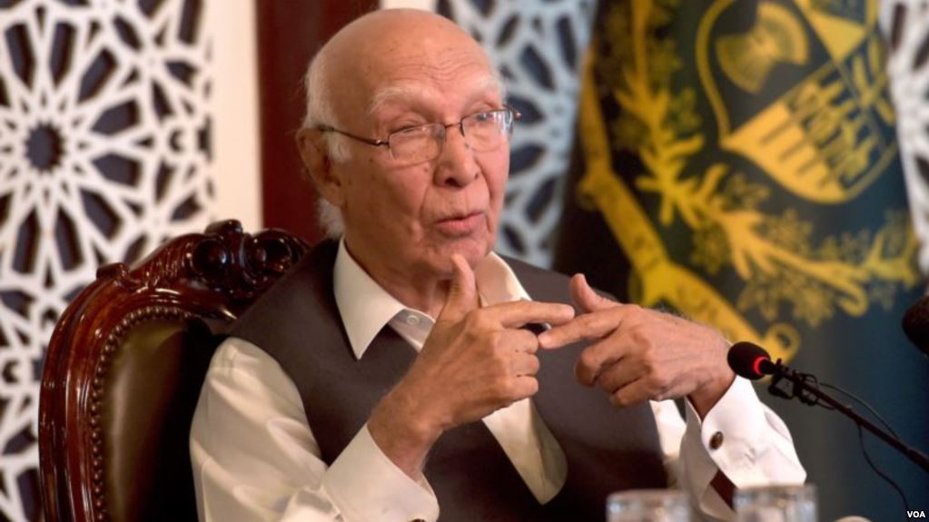 کلبھوشن سے متعلق عالمی عدالت میں دائر درخواست کا جائزہ لے رہیں۔ سرتاج عزیز