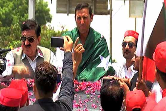 لیجنڈ یونس خان کی پاکستان واپسی، مداحوں کی طرف سے پرتباک استقبال