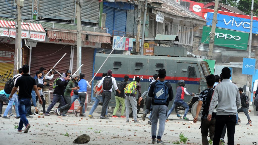 سری نگر: شدید مظاہرے، عسکریت پسندوں کے حملے میں چھہ پولیس والے ہلاک