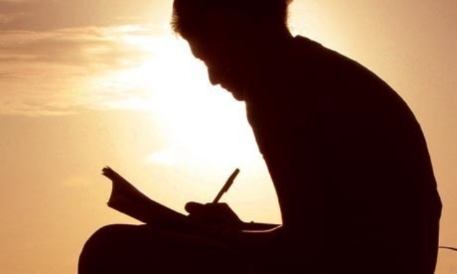 دو بیویوں کے شکنجے میں گرفتار ایک قلمکار