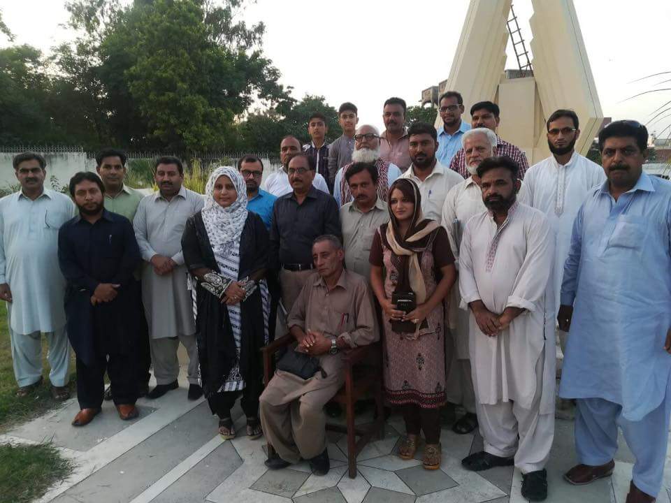 ادارہ آدب افروز جہلم کی شاندار ماہانہ آدبی نشست میجر محمد اکرم شہید لائبریری پارک نزد شاندار چوک جہلم میں منعقد کی گئی