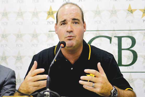 گیند اب عمر اکمل کے کورٹ میں ہے: مکی آرتھر