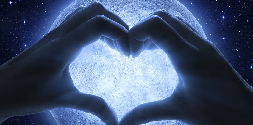 وہ میرا چاند کوئی چاند سی عادت رکھتا