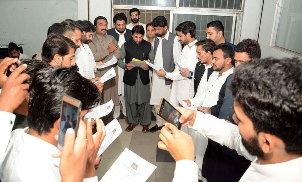 تحریک انصاف  یوتھ ونگ کا جوان عمرانی سوچ کو لئے پاکستان کو بدلنے کے لئے تیار ہے۔ نوید افتخار چودھری