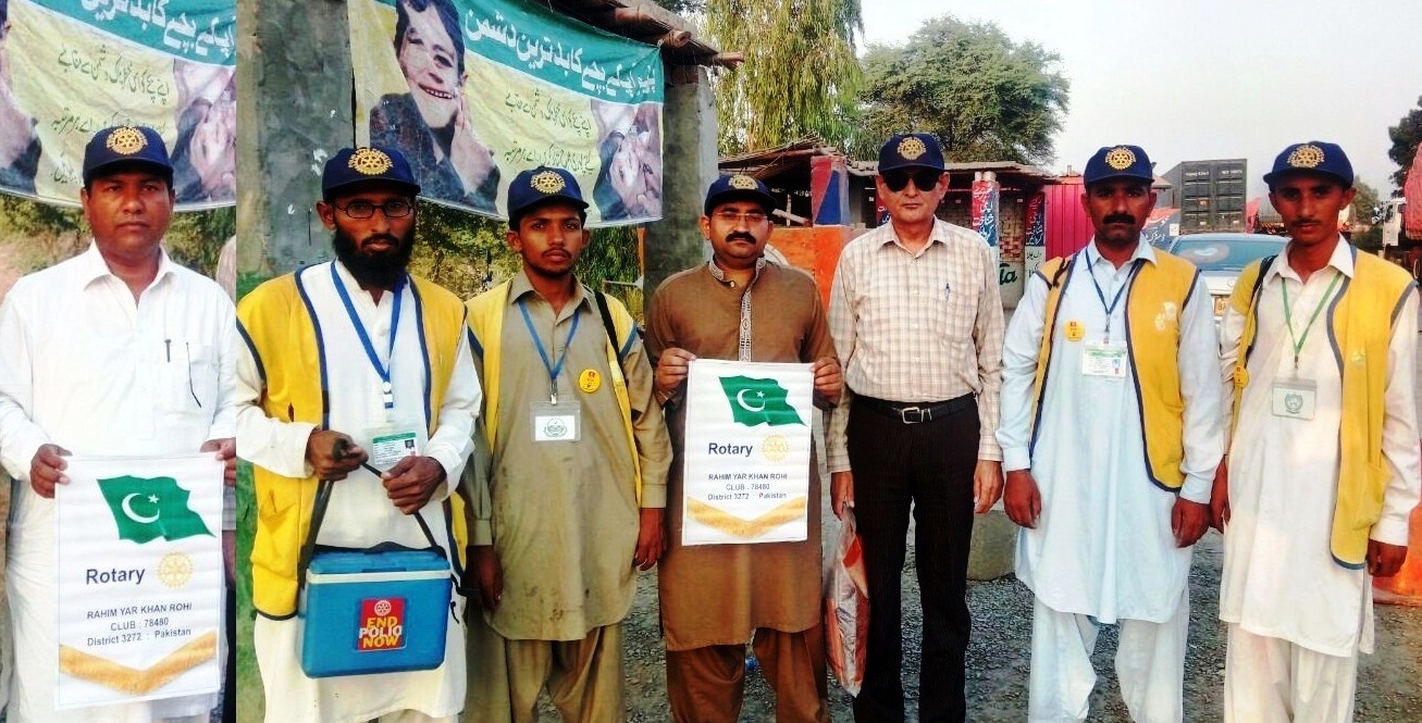 پاکستان پولیو کمیٹی روٹری انٹرنیشنل کے عہدیدار ممتاز بیگ، رانا عبالجبار، محسن حفیظ کا پولیو ورکرز کے ہمراہ گروپ فوٹو