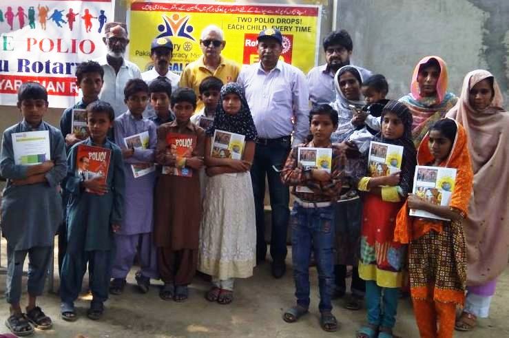 روٹری کلب روہی کے عہدیداروں ممتاز بیگ، خواجہ ارشاد احمد، ضیغم علی احمد سکول ٹیچرز و دیگر کے ہمراہ گروپ فوٹو