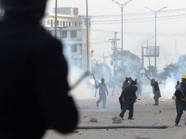 اسلام آباد میں ہائی وے پر رینجرز اور مظاہرین میں جھڑپ، گاڑیاں نذر آتش