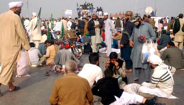 حکومت کی تمام کوششیں بے سود، اسلام آباد میں دھرنا 17ویں روز بھی جاری