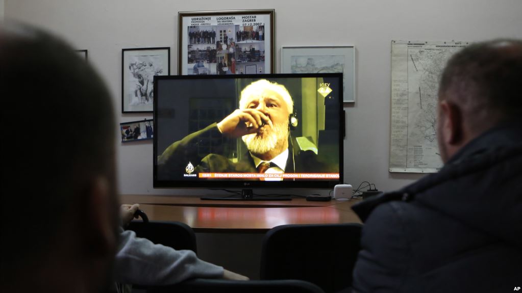 بوسنیا کا سابق کروشیائی کمانڈر کمرہٴ عدالت میں زہر پی کر ہلاک