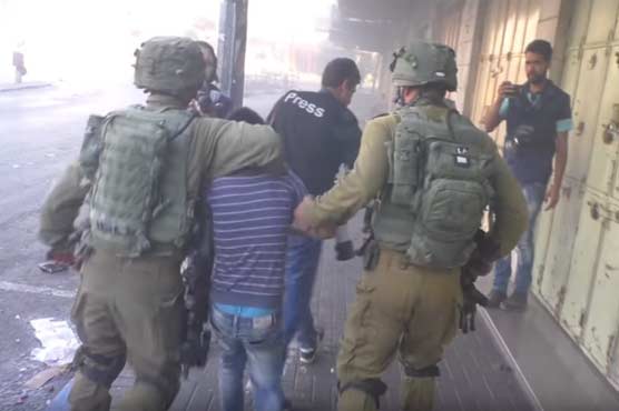 اسرائیلی فوجیوں کا فلسطینی بچوں پر تشدد، گرفتار کر کے پنجرے میں قید کر دیا