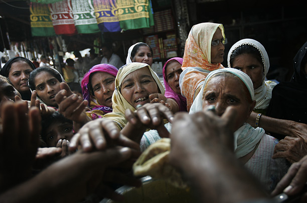 ضرورت مندوں کی مدد اور معاونت