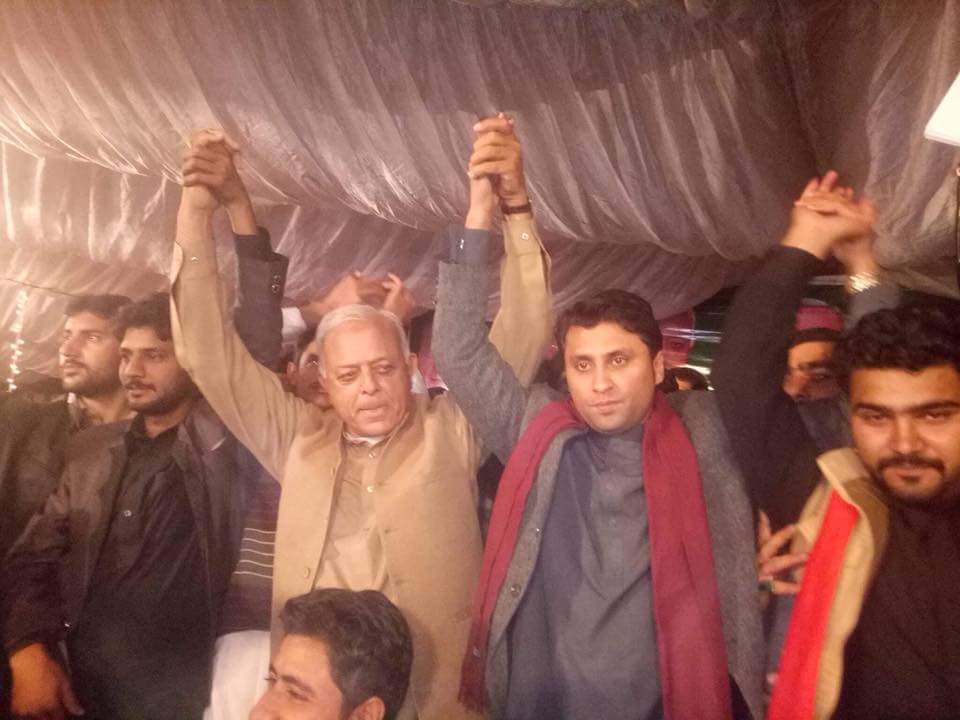 پی ٹی آئی کے سینئر نائب صدر غلام سرور خان اور صدر انصاف یوتھ ونگ ضلع راولپنڈی نوید افتخار چودھری اظہار یکجہتی کر رہے ہیں