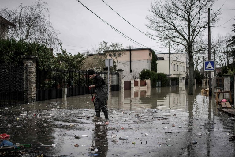 فرانس موسلا دھار بارشوں اور سیلاب کی زد میں آ گیا