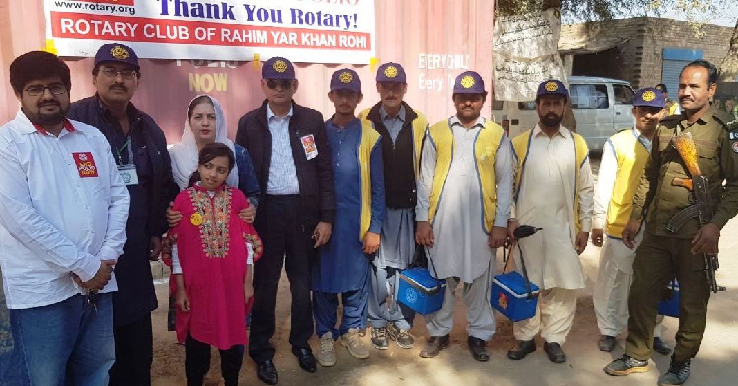 روٹری کلب روہی کے عہدیداروں ممتاز بیگ، سمیرا حفیظ، ضیغم علی احمد کا چوک ماہی چیک پوسٹ پر پولیو ورکرز کے ہمراہ گروپ فوٹو