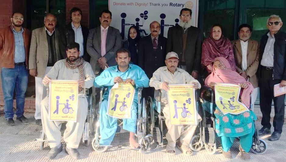 شفیق تبسم ڈپٹی ڈائریکٹر سوشل ویلفیئر اور روٹری روہی کلب عہدیداران کا وہیل چیئر تقسیم کرتے ہوئے خصوصی افراد اور ان کے لواحقین کے ہمراہ گروپ فوٹو