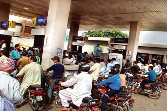حکومت نے نئے سال کا تحفہ دے دیا، پٹرولیم مصنوعات کی قیمتوں میں اضافہ
