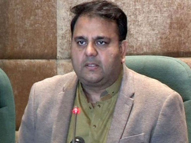 نواز شریف جو زبان خود استعمال نہیں کر سکتے وہ بیٹی سے کراتے ہیں، فواد چوہدری