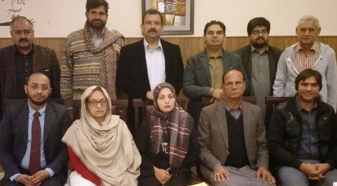 روٹری کلب کے عہدیداروں ممتاز بیگ،احمد اویس عارف،سمیرا حفیظ، مبشر نذیر لاڑ کا ہفتہ وار میٹنگ کے بعد ممبران کے ہمراہ گروپ فوٹو