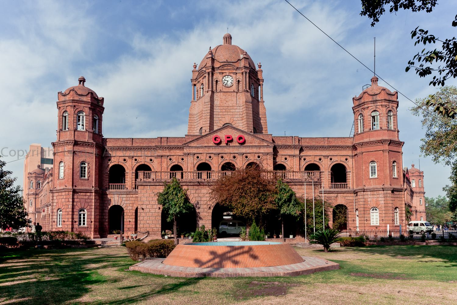 تاریخی جی پی او گرد و غبار کے نرغے میں