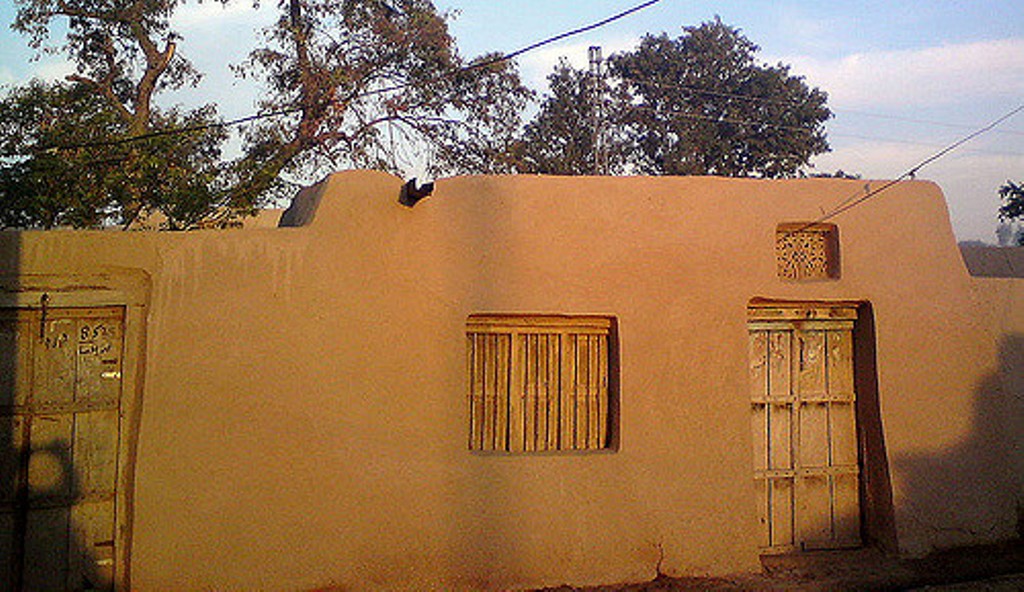 ماں باپ کا  کچا مکاں مسمار بہت ہے