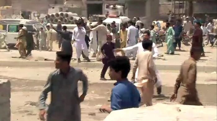 منگھوپیر میں بچی کا قتل، پرتشدد احتجاج کے دوران پولیس اہلکار سمیت 3 زخمی