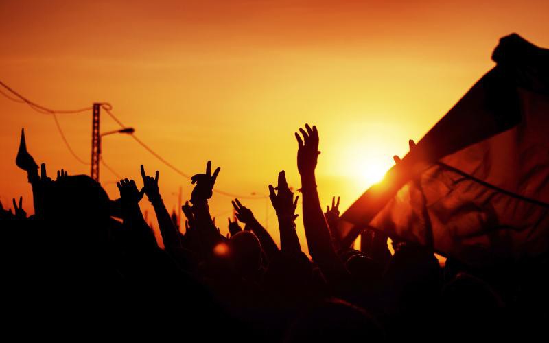 پکی ہے فصل سروں کی کٹائے دیتے ہیں