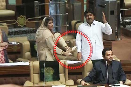 سندھ اسمبلی: نصرت سحر عباسی کے جوتا دکھانے پر ڈپٹی سپیکر برہم، ایوان میں گرما گرمی