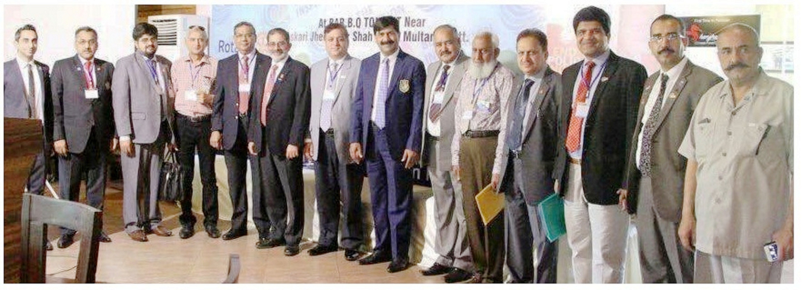 روٹری کلب روہی کے عہدیداروں ممتاز بیگ، ضیغم علی احمد،جان محمد وارثی کا ڈسٹرکٹ گورنر مشتاق چوہدری، مبارک علی شاہدو دیگر کے ہمراہ گروپ فوٹو