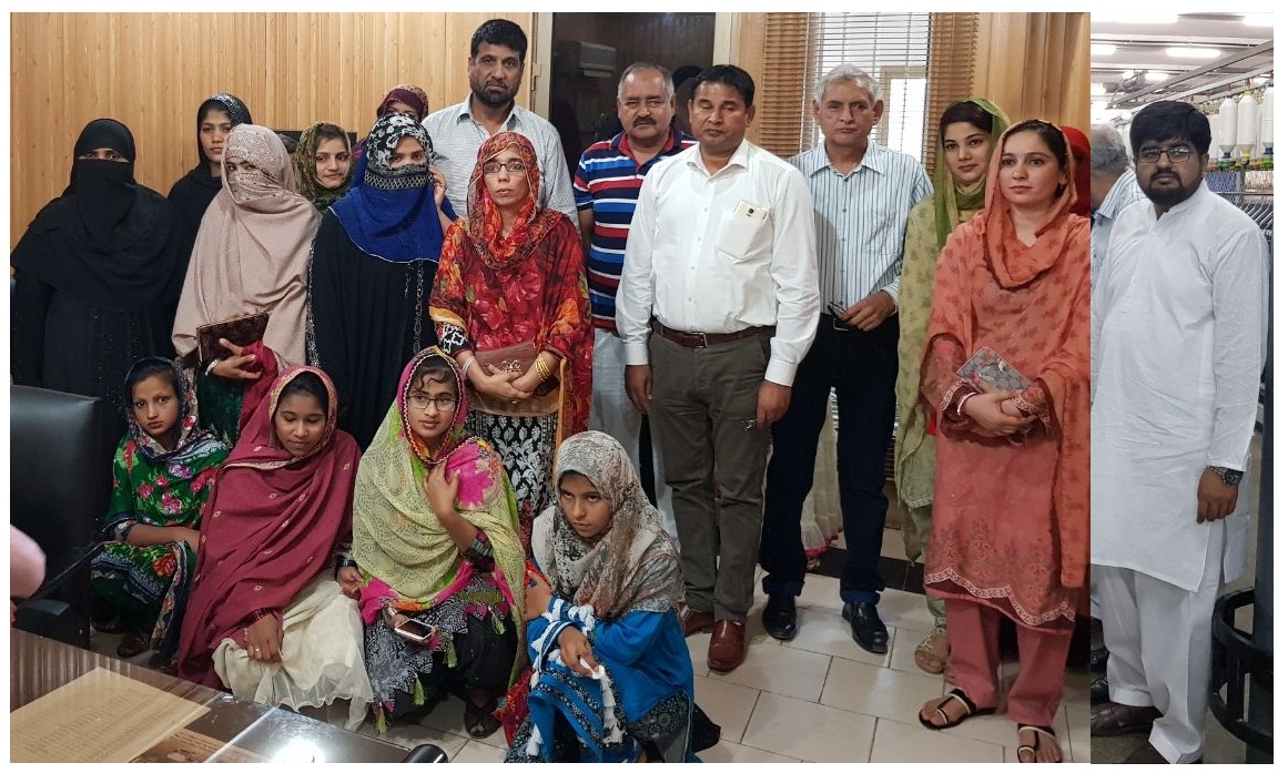 ممتاز بیگ، خواجہ ارشاد احمد، جنرل مینجر ملک رشید احمد کا مطالعاتی دورہ کے موقع پر روٹری ووکیشنل سکول طالبات و دیگر کے ہمراہ گروپ فوٹو