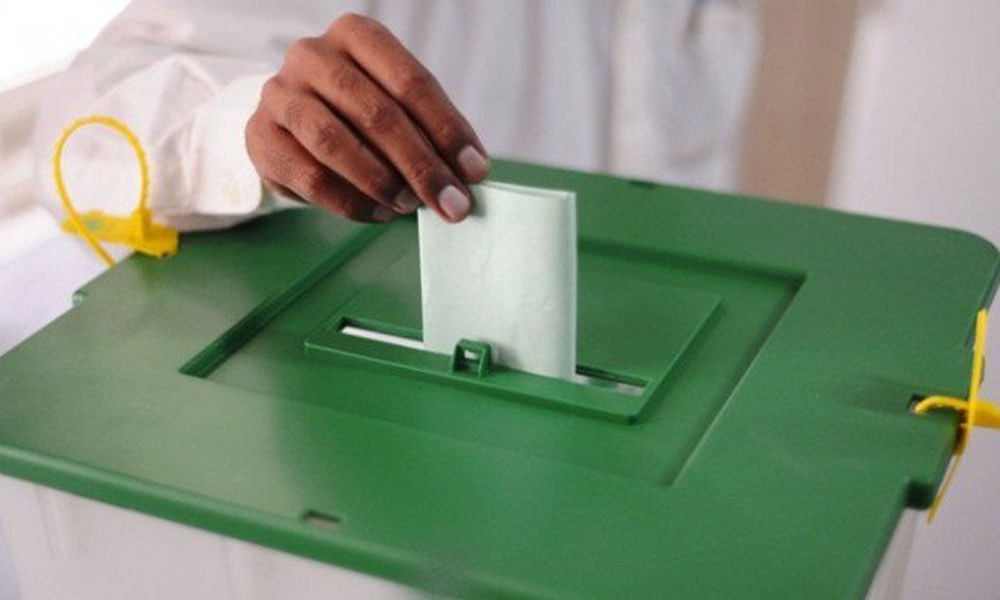 آنکھوں  میں  دھول  جھونکنا