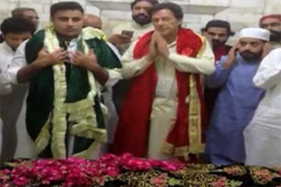 عمران خان کی اہلیہ کے ہمراہ دربار بابا فرید مسعود گنج شکرؒ پر حاضری