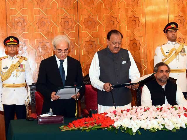 نگراں وزیراعظم جسٹس (ر) ناصر الملک نے عہدے کا حلف اٹھا لیا