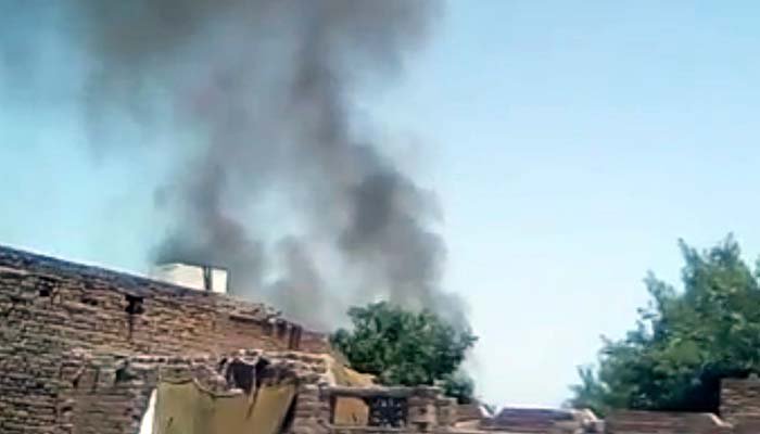 پشاور: پاک فضائیہ کا جنگی طیارہ کریش لینڈنگ کے دوران تباہ، 2 پائلٹ شہید