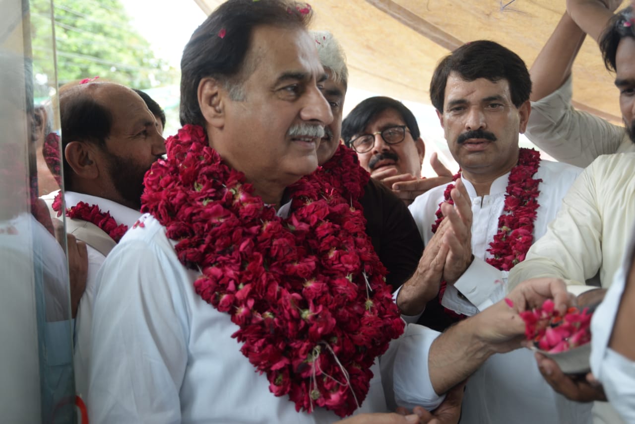 سابق اسپیکر قومی اسمبلی سردار ایاز صادق نے حلقہ این اے 129 کے علاقے تاج باغ میں اپنے ایک اور انتخابی دفتر کا افتتاح کر دیا