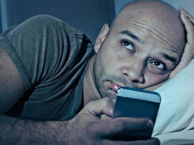 اسمارٹ فون اور ٹیبلٹ کی نیلی روشنی آنکھوں کے لیے تباہ کن قرار