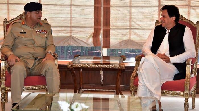 وزیراعظم عمران خان کا وزرا کے ہمراہ پاک فوج کے ہیڈکوارٹر کا دورہ