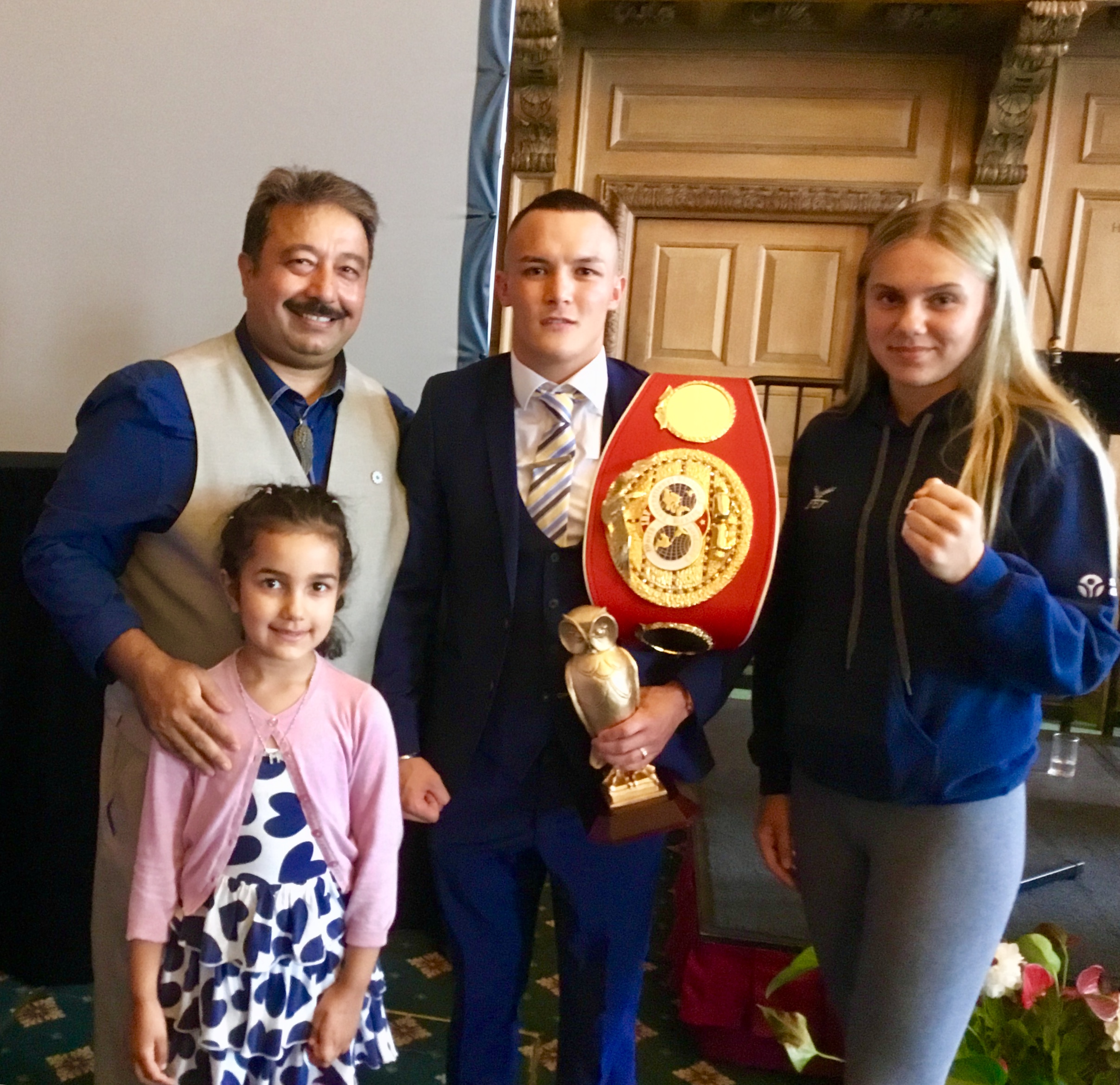 پاکستانی نژاد کونسلر اور ڈپٹی یارکشائر پولیس IAG گوہر الماس خان باکسنگ کے IBF فیدر ویٹ عالمی چمپئین جوشووا وارنگٹن اور اسکے جیتے گئے ایوارڈز کے ہمراہ