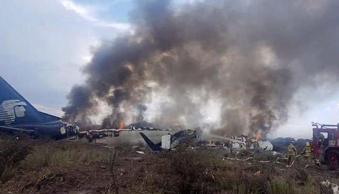 میکسیکو: اڑان بھرنے کے 5 منٹ بعد ہی طیارہ گر کر تباہ، 85 افراد زخمی