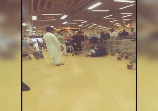 کراچی: جناح انٹرنیشنل ائیرپورٹ پر پی پی رہنما نبیل گبول کا شہری سے جھگڑا