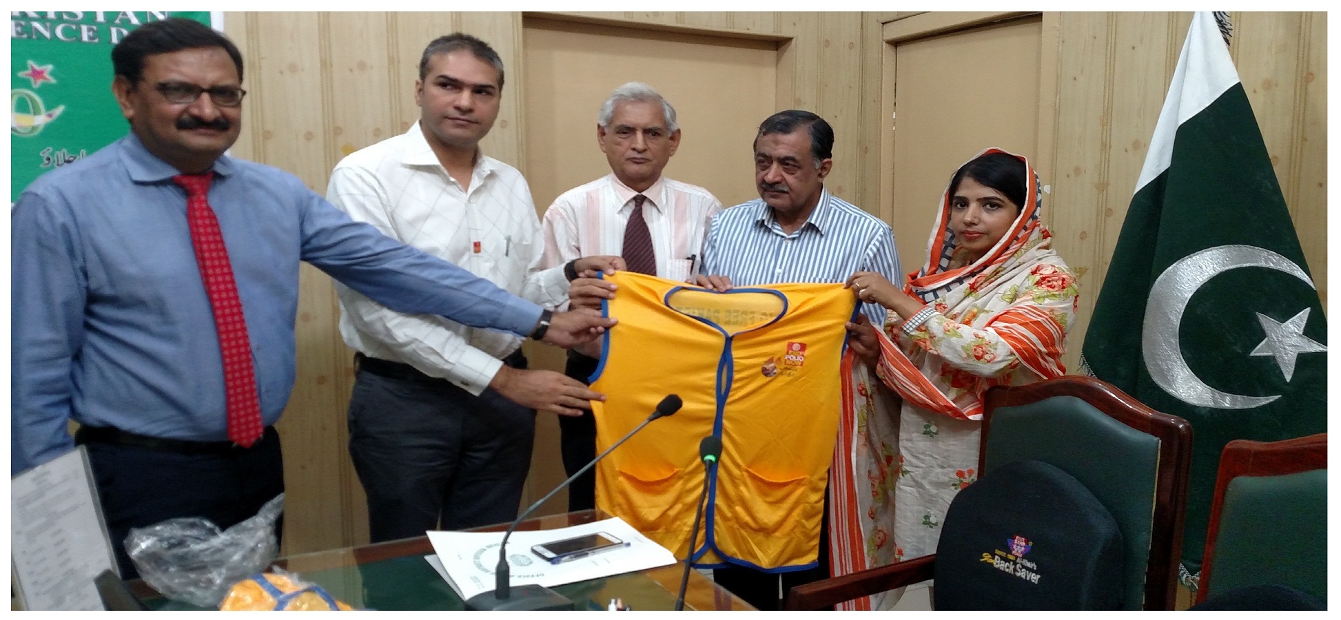 اسسٹنٹ کمشنر حرا رضوان نے روٹری کلب روہی کی جانب سے پولیو ورکرز کیلئے خصوصی جیکٹس فراہم کرنے کی تقریب