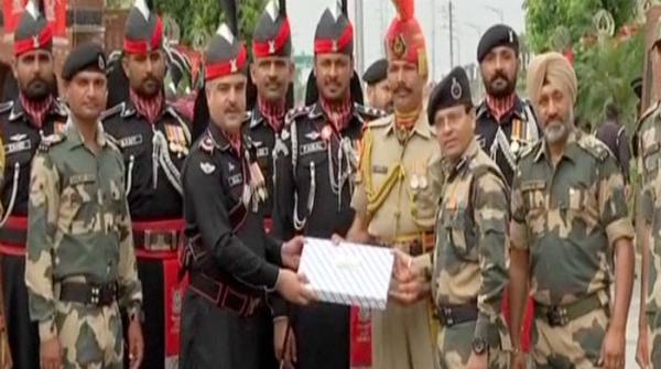 واہگہ بارڈر پر خصوصی تقریب، پاکستان رینجرز کا بھارتی بارڈر فورسز کو مٹھائی کا تحفہ