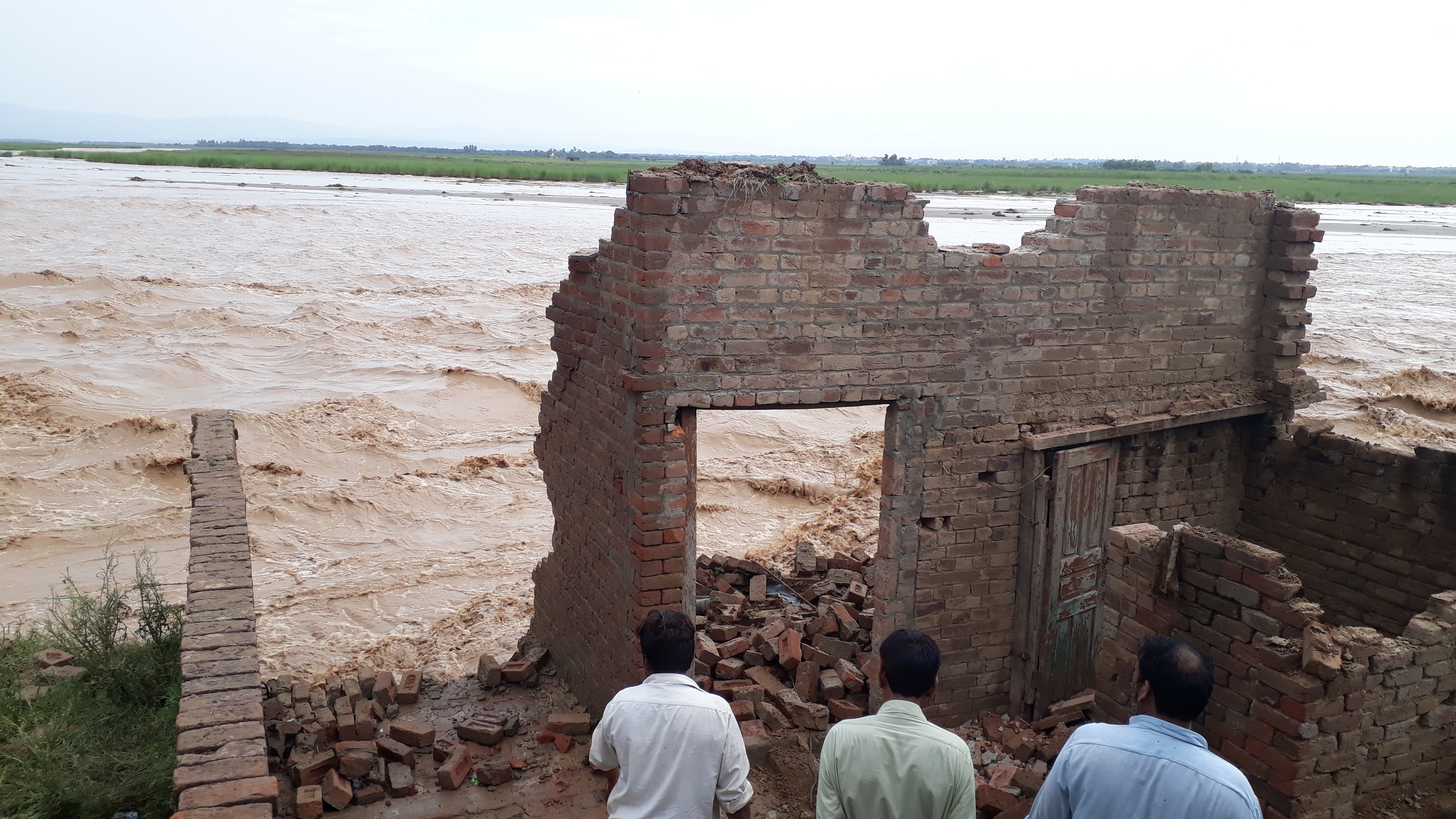 نالہ بھمبر میں طغیانی۔پانی دادو برسالہ گجر کوٹلہ کے گھروں میں داخل ہو گیا
