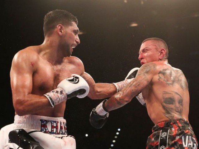 عامر خان نے کولمبین باکسر سیموئیل ورگاس کو شکست دے دی