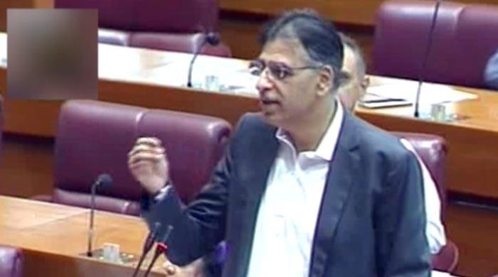 سگریٹ، مہنگے موبائل پر ٹیکس بڑھانے اور کم سے کم پینشن 10 ہزار کرنے کی تجویز