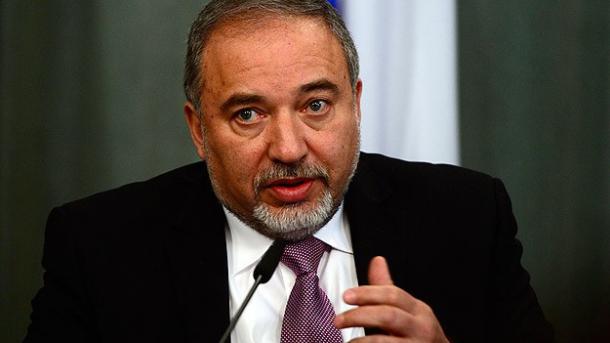 اسرائیل، شام سے باہر بھی ایران کے اہداف کو نشانہ بنائے گا: آویگڈور لیبر مین